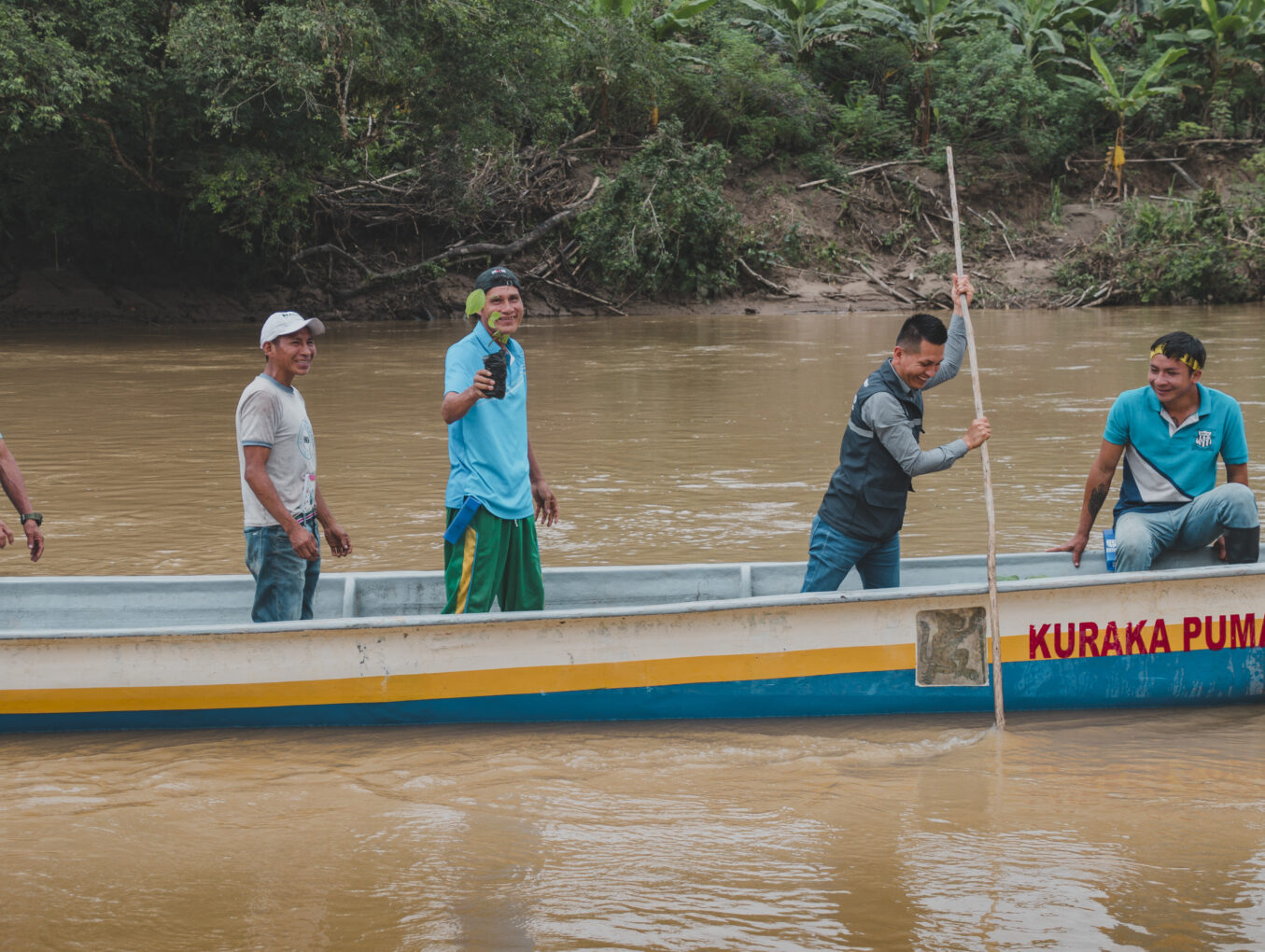 Minga de limpieza y reforestación del río Bobonaza en Canelos