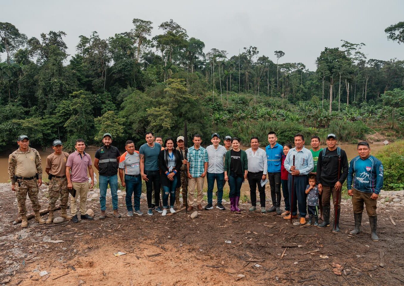 El Prefecto André Granda junto a la presidenta del Consejo de Planificación y Desarrollo de la Amazonía, realizaron un recorrido técnico en la parroquia Canelos.