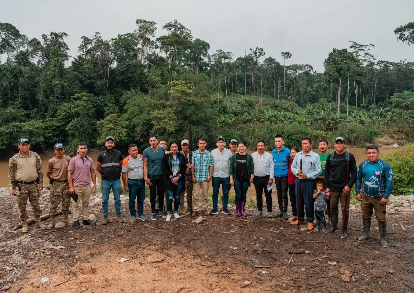 El Prefecto André Granda junto a la presidenta del Consejo de Planificación y Desarrollo de la Amazonía, realizaron un recorrido técnico en la parroquia Canelos.