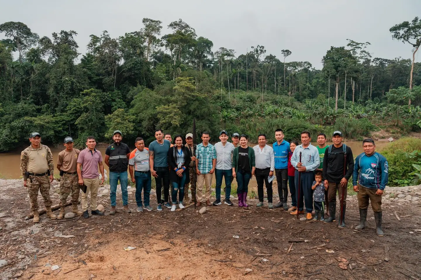 El Prefecto André Granda junto a la presidenta del Consejo de Planificación y Desarrollo de la Amazonía, realizaron un recorrido técnico en la parroquia Canelos.