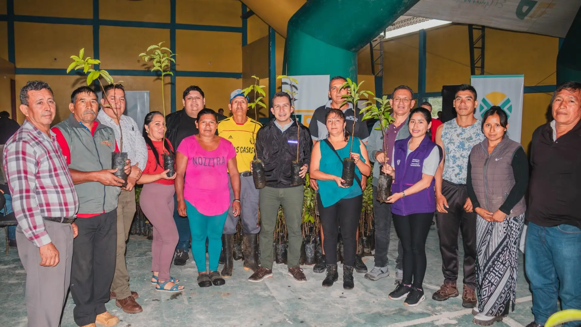En la parroquia Diez de Agosto entregamos 2,250 plantas.