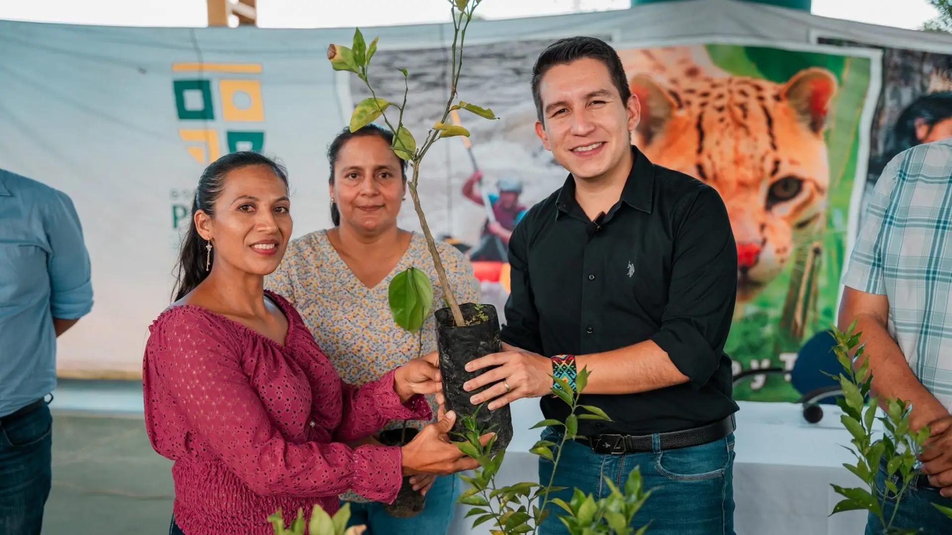 Entregamos 2.828 plantas frutales y forestales a 5 comunidades.
