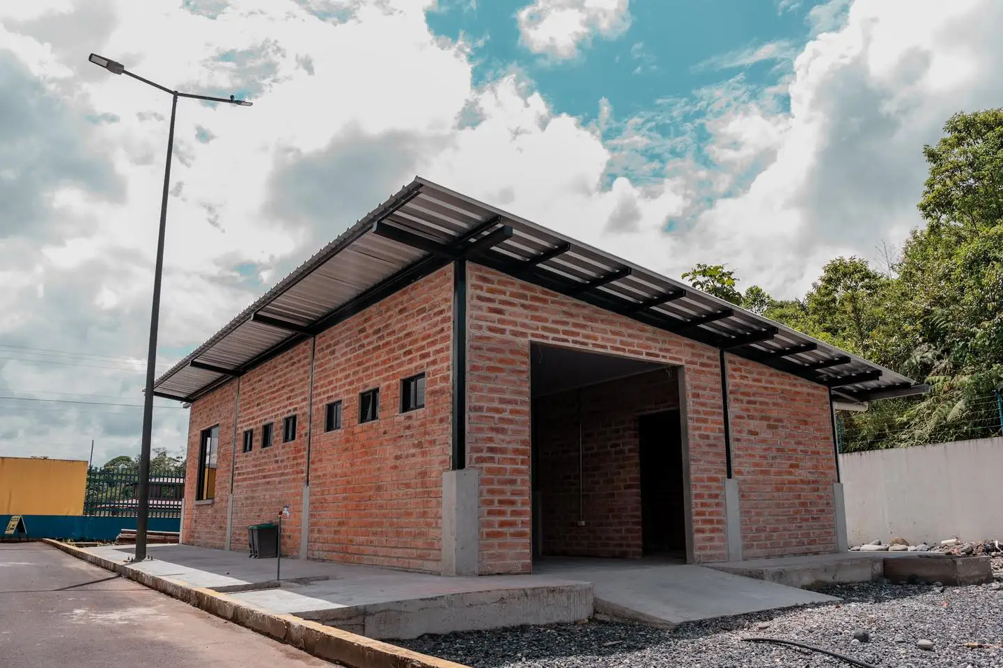 Avanzan los trabajos para la implementación del laboratorio de ensayo de materiales.