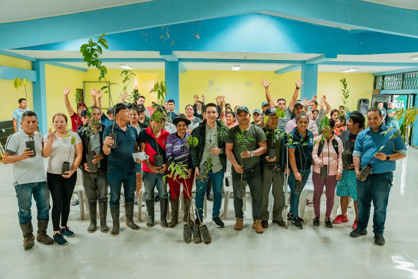 Familias de la parroquia El Triunfo recibieron 1300 plantas.