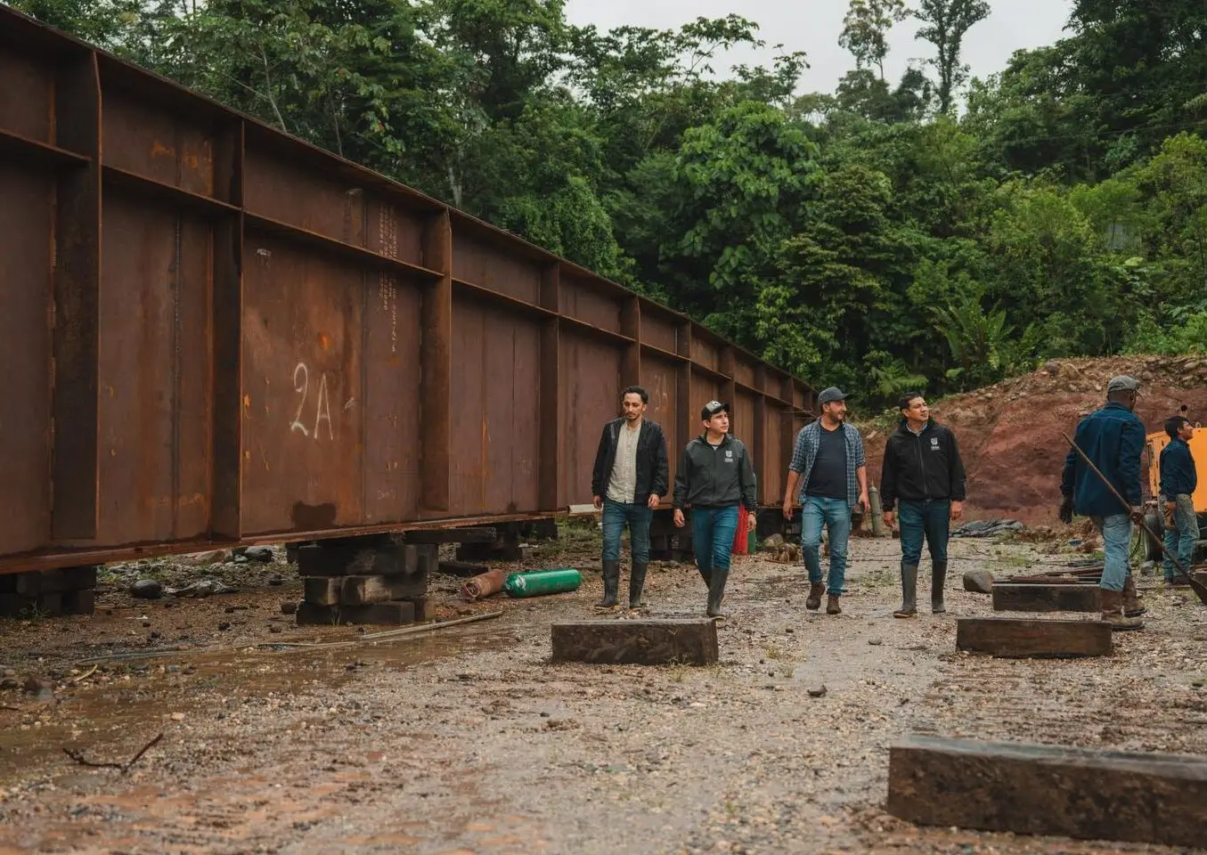 Prefecto de Pastaza visita la construcción del puente de 60m sobre el Río Oso.