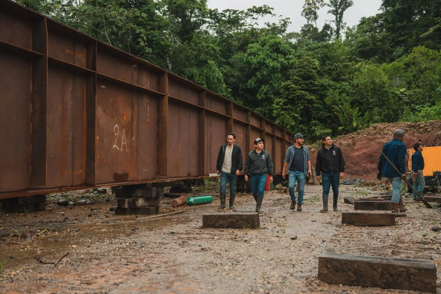 Prefecto de Pastaza visita la construcción del puente de 60m sobre el Río Oso.