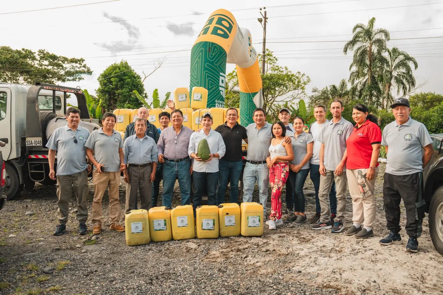 Entregamos 160 canecas de Bio Fertilizantes Orgánicos.