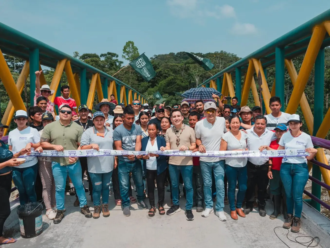 Entregamos el puente de 45 metros sobre el río Punín.