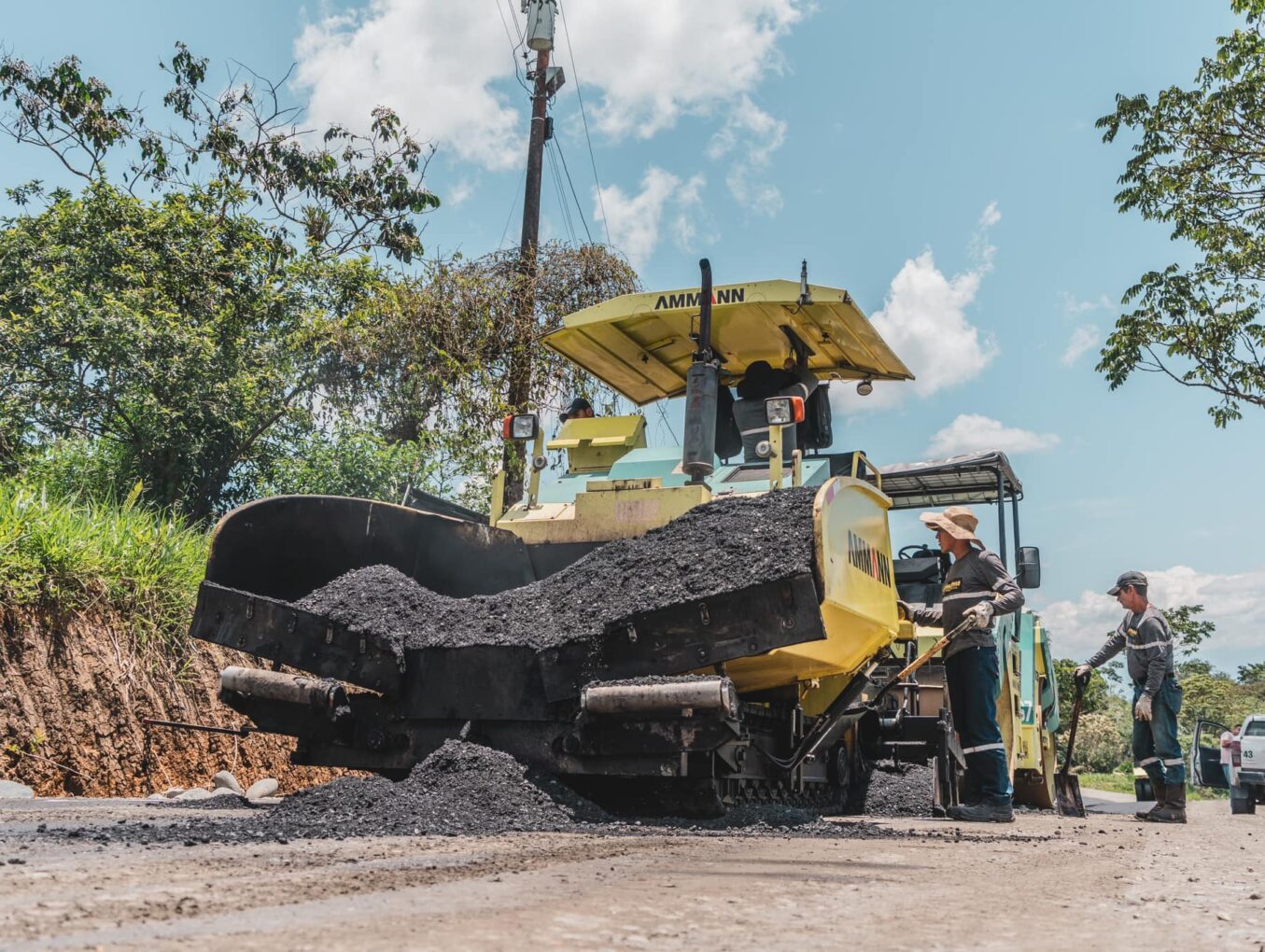 El asfaltado en la vía Curaray avanza con ánimo.