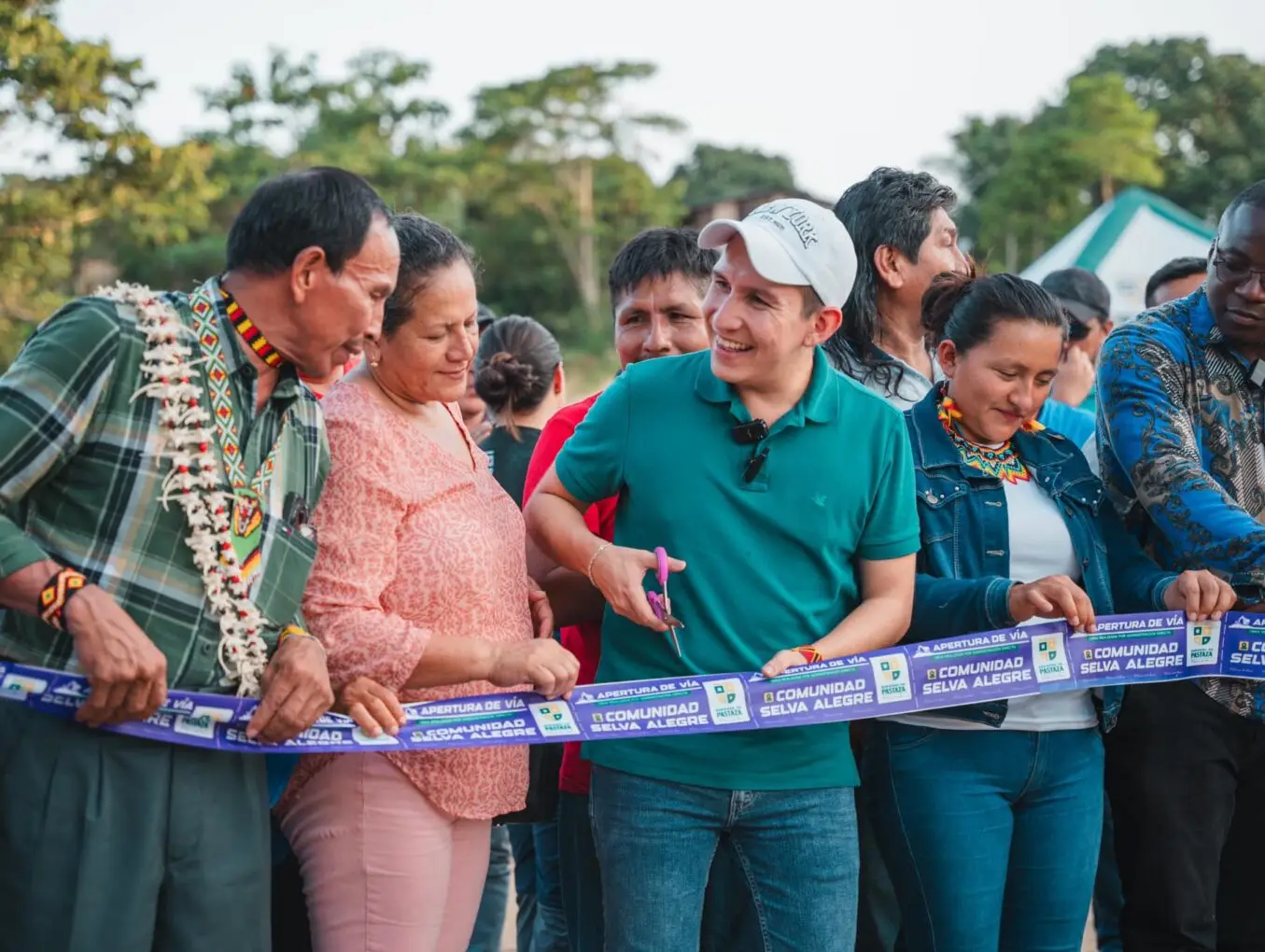 Por primera vez llega un vehículo a la parroquia Sarayaku.