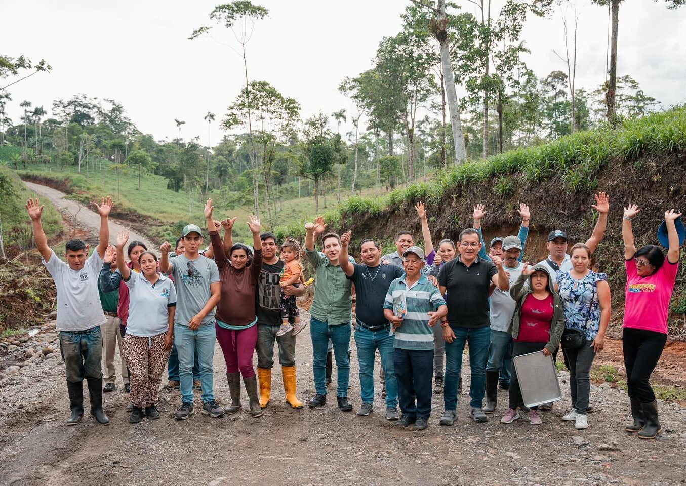 Inspección de trabajo de reconformación de la subrasante de 2.5 km sector San Luis - 17 de Abril.