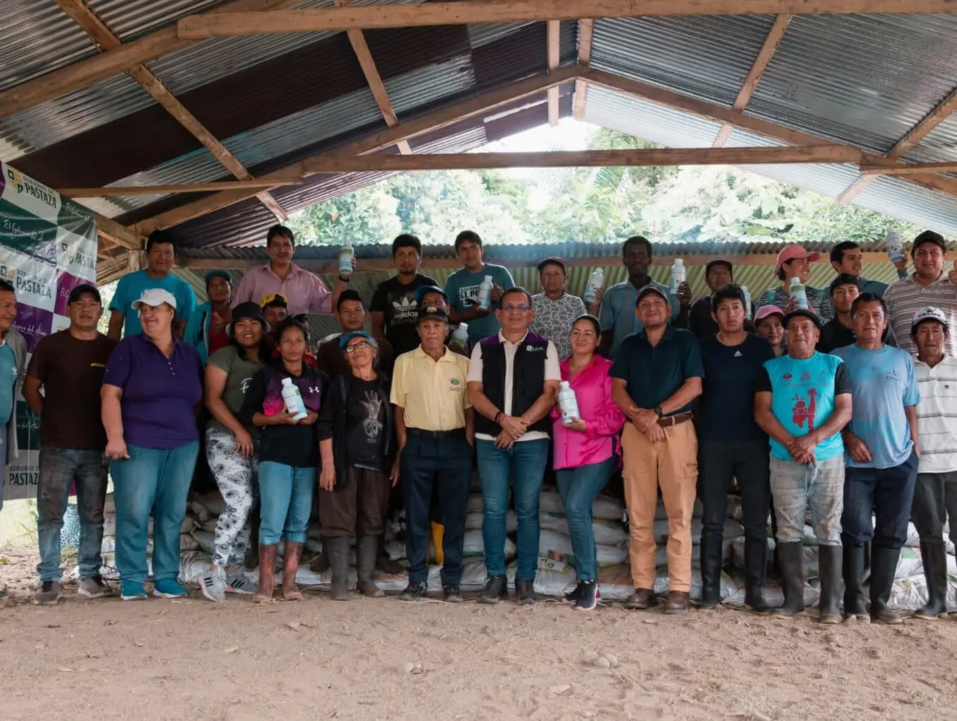 Una volqueta de abono y fertilizantes para la Colonia 04 de Agosto.