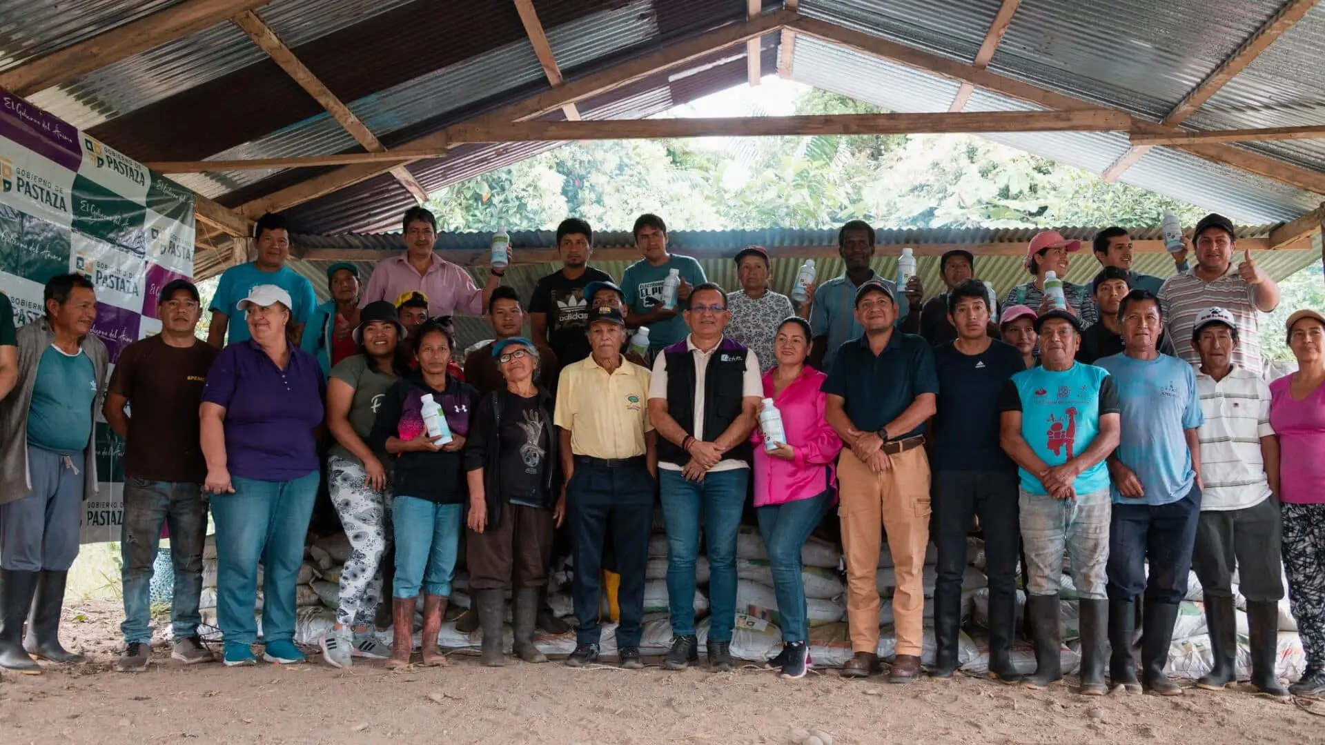 Una volqueta de abono y fertilizantes para la Colonia 04 de Agosto.