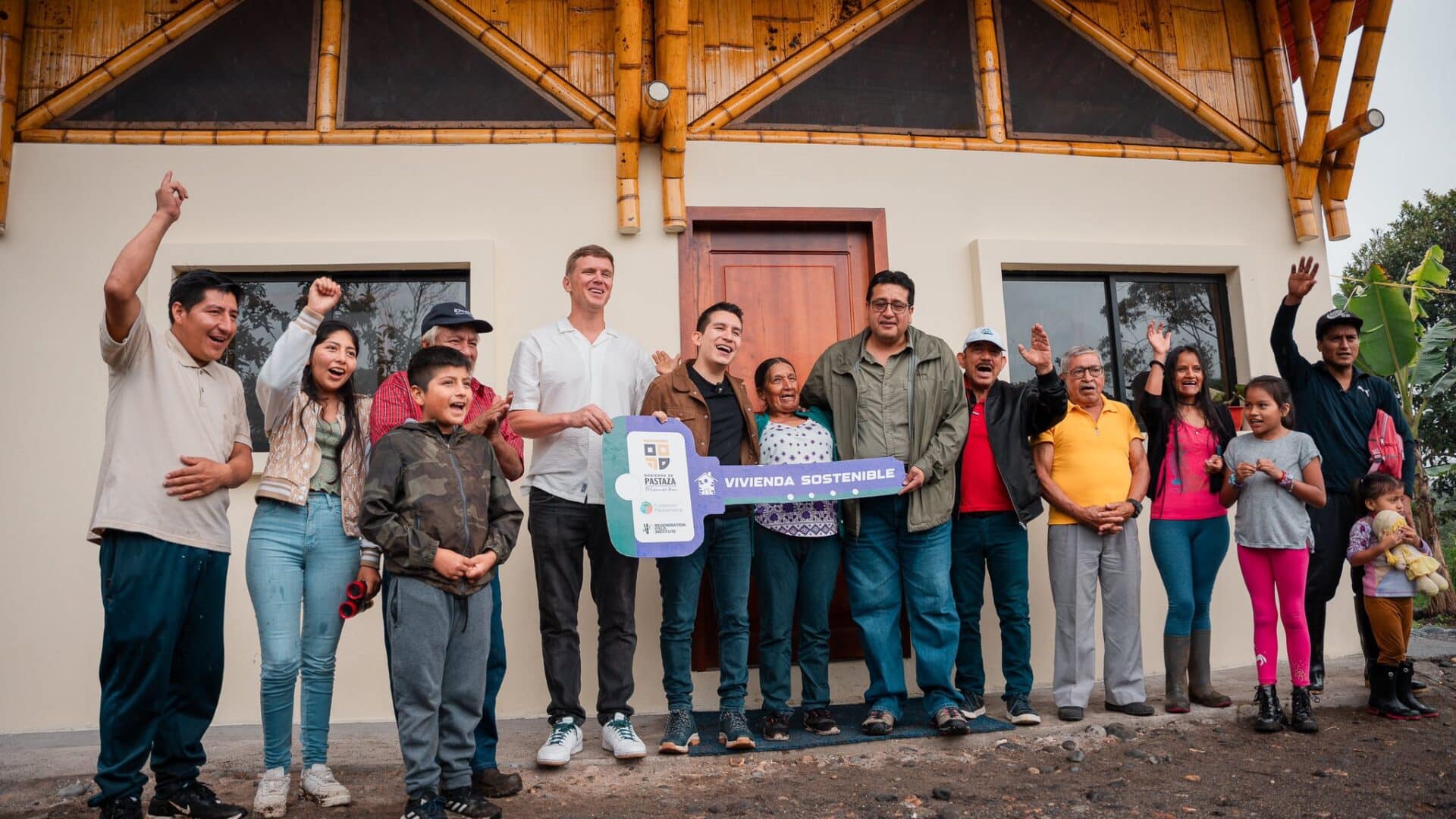 Prefecto André Granda entregó una casa digna y sostenible para doña Teresita