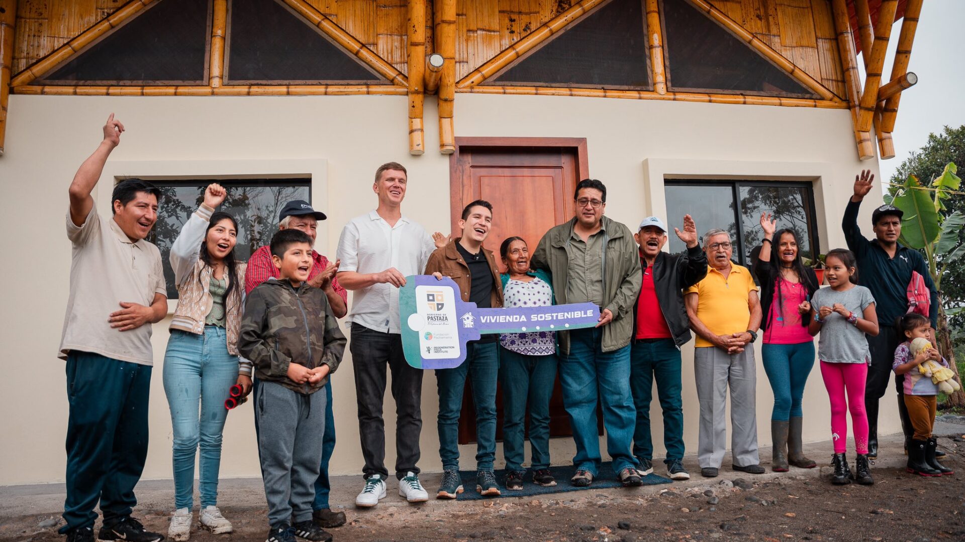 Prefecto André Granda entregó una casa digna y sostenible para doña Teresita