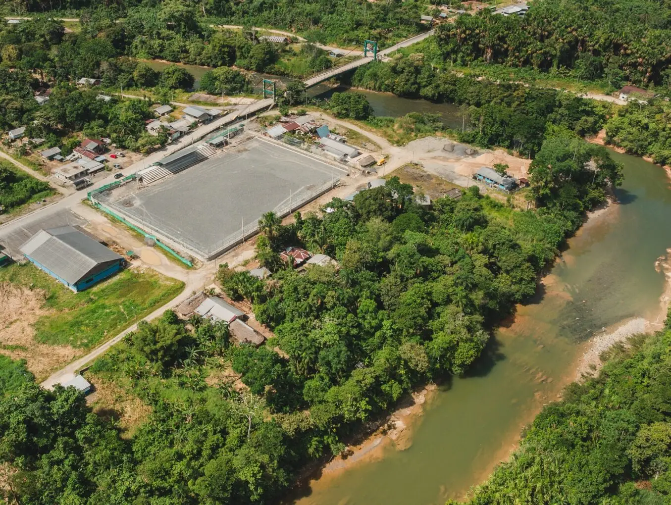 El nuevo estadio de césped sintético en la parroquia Canelos avanza a paso firme.