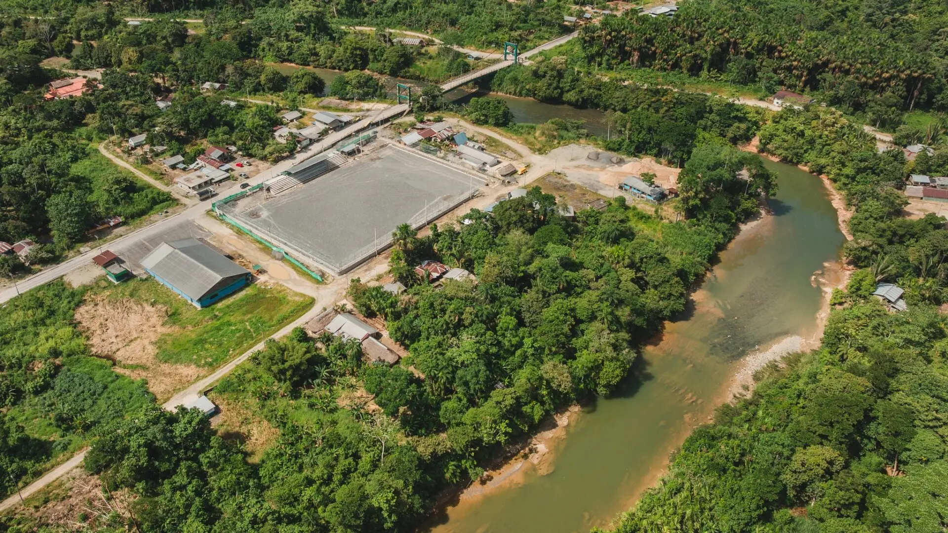 El nuevo estadio de césped sintético en la parroquia Canelos avanza a paso firme.