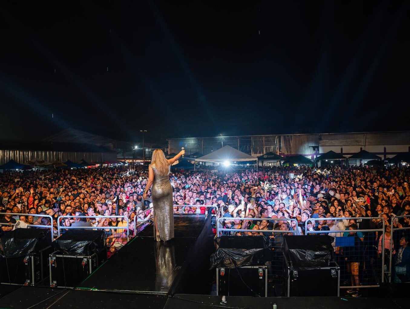 El show nacional pintó de fiesta la explanada de la Plaza del Ánimo.
