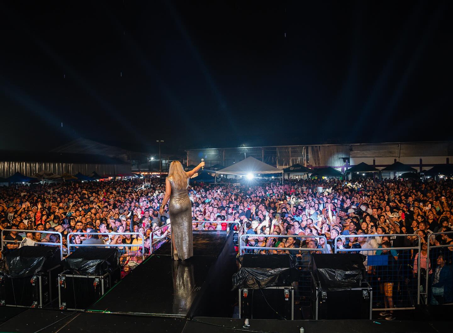 El show nacional pintó de fiesta la explanada de la Plaza del Ánimo.