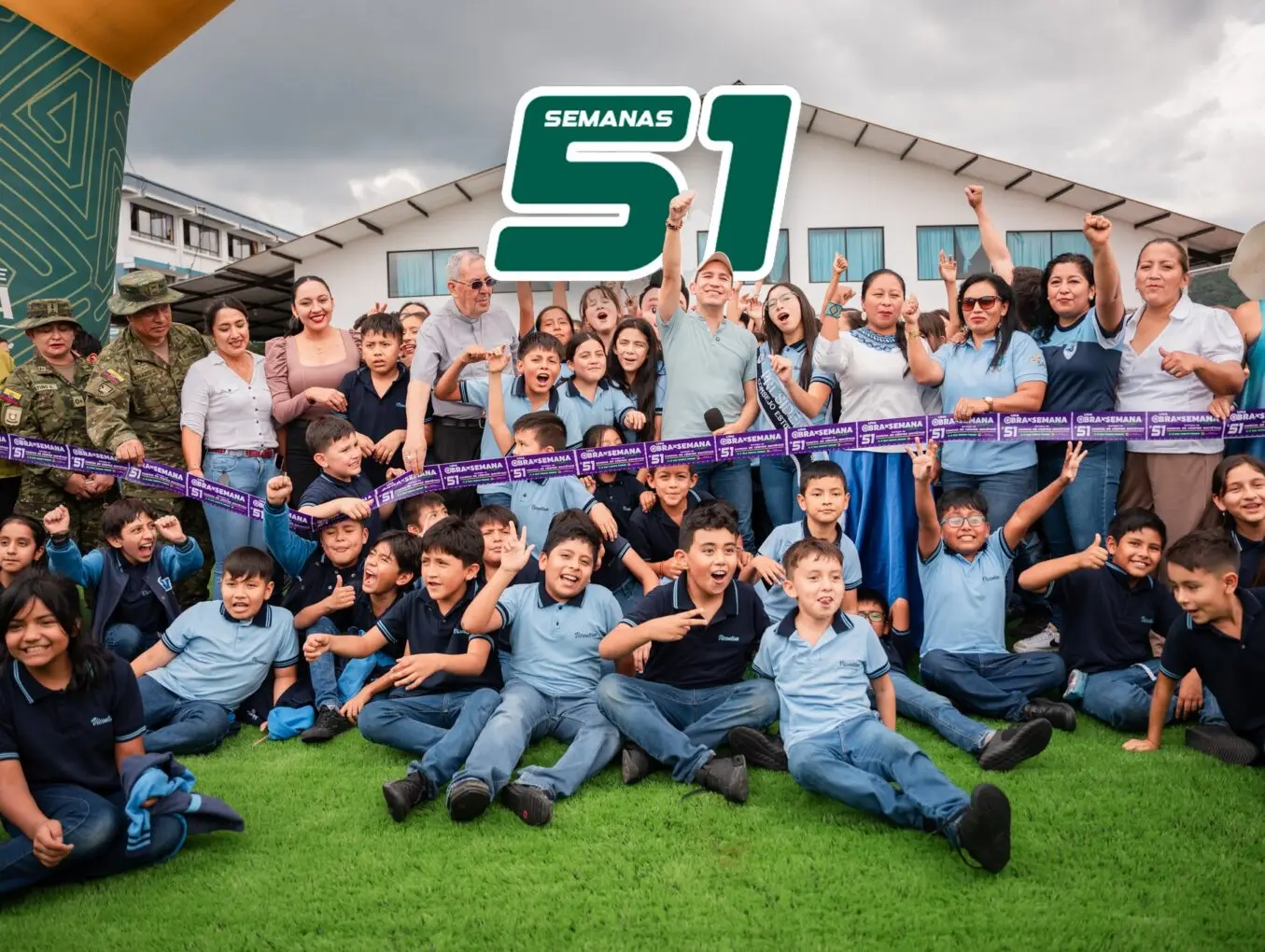 La nueva cancha de césped sintético de la Unidad Educativa San Vicente Ferrer se entrega al servicio de la comunidad educativa